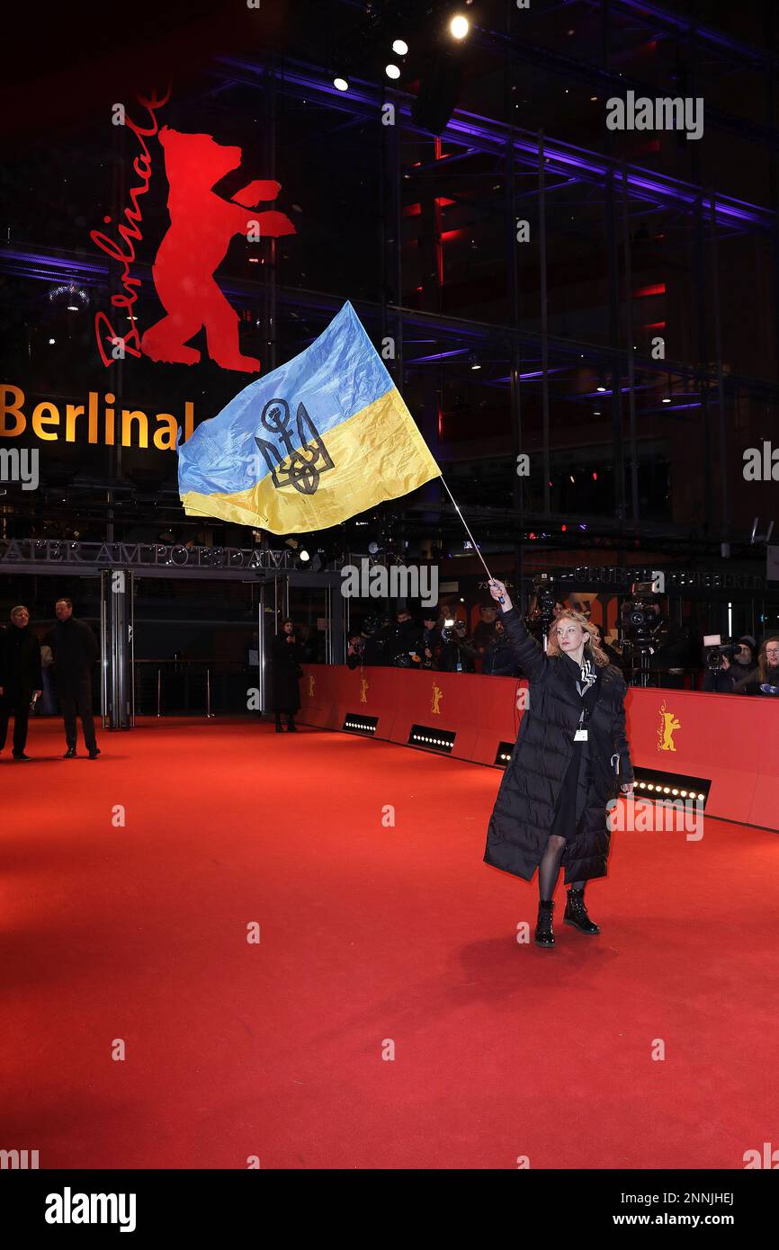 Diana Berg sventola una bandiera Ucraina mentre arriva per la cerimonia di chiusura del Berlinale International Film Festival di Berlino 73rd a Berlinale Palast Foto Stock