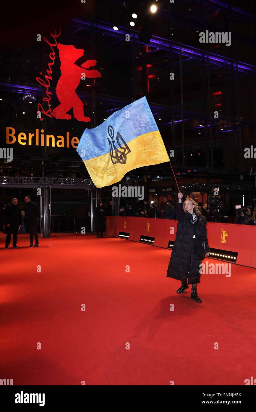 Diana Berg sventola una bandiera Ucraina mentre arriva per la cerimonia di chiusura del Berlinale International Film Festival di Berlino 73rd a Berlinale Palast Foto Stock