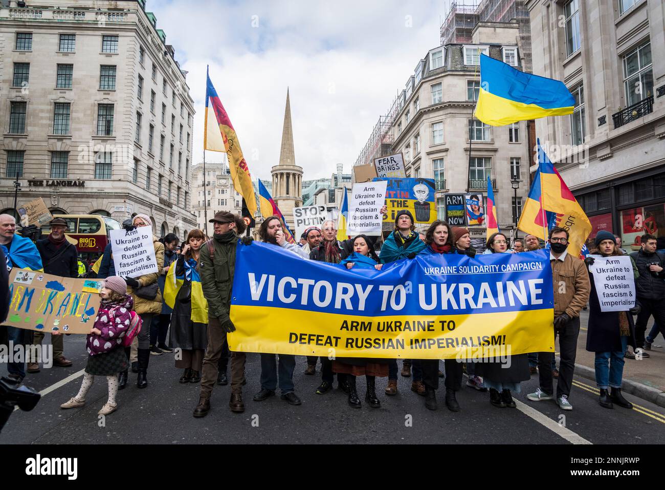 Contro-manifestanti pro-Ucraina guidati dal militante Peter Tatchell davanti ai manifestanti anti anti NATO della coalizione Stop the War al di fuori della B della BBC Foto Stock