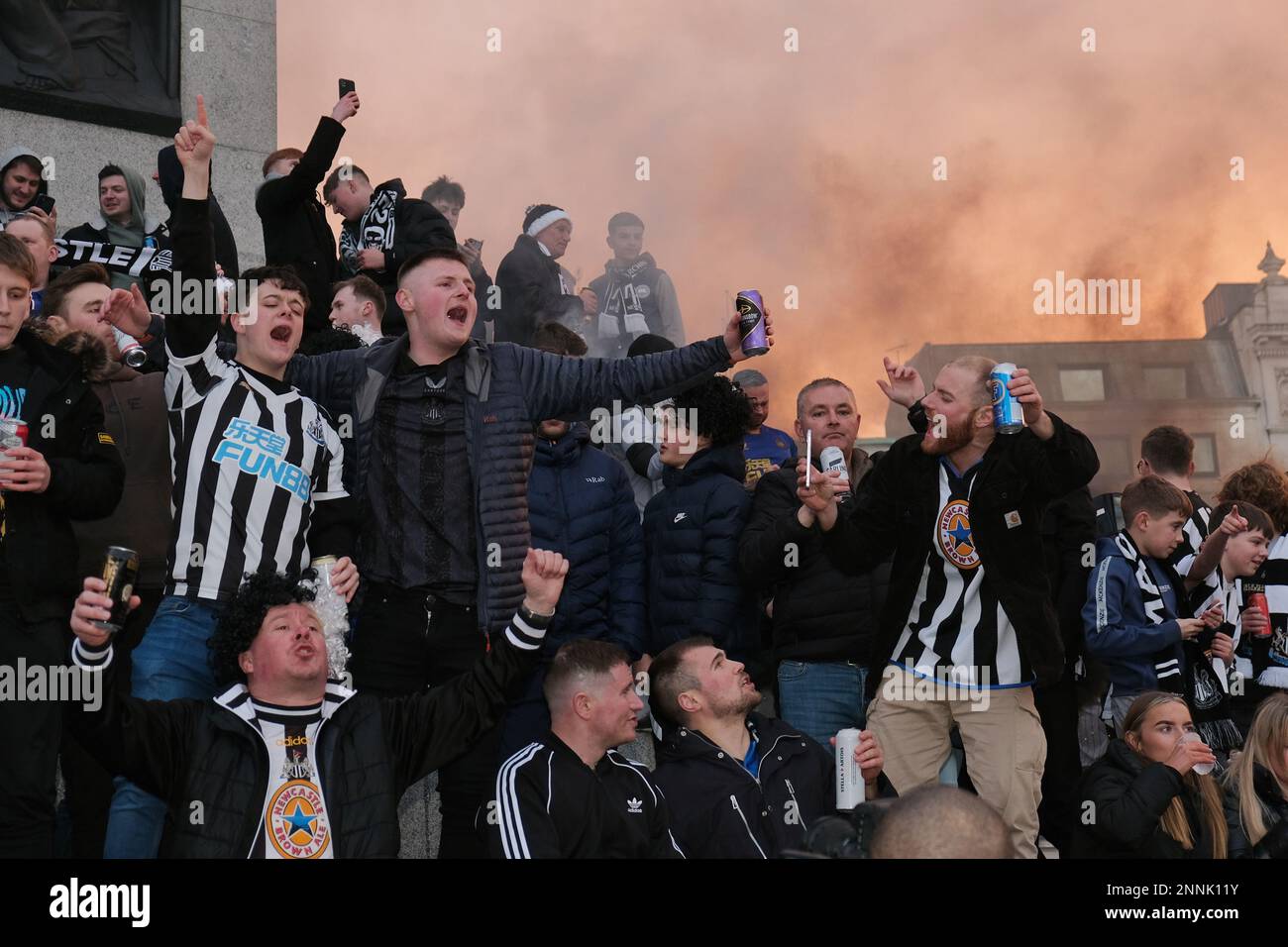 Londra, Regno Unito. 25th febbraio, 2023. Migliaia di tifosi di Newcastle si riuniscono a Trafalgar Square davanti alla finale della Carabao Cup (EFL Cup) di domenica, dove i Magpies affrontano il Manchester United. Credit: Undicesima ora di Fotografia/Alamy Live News Foto Stock