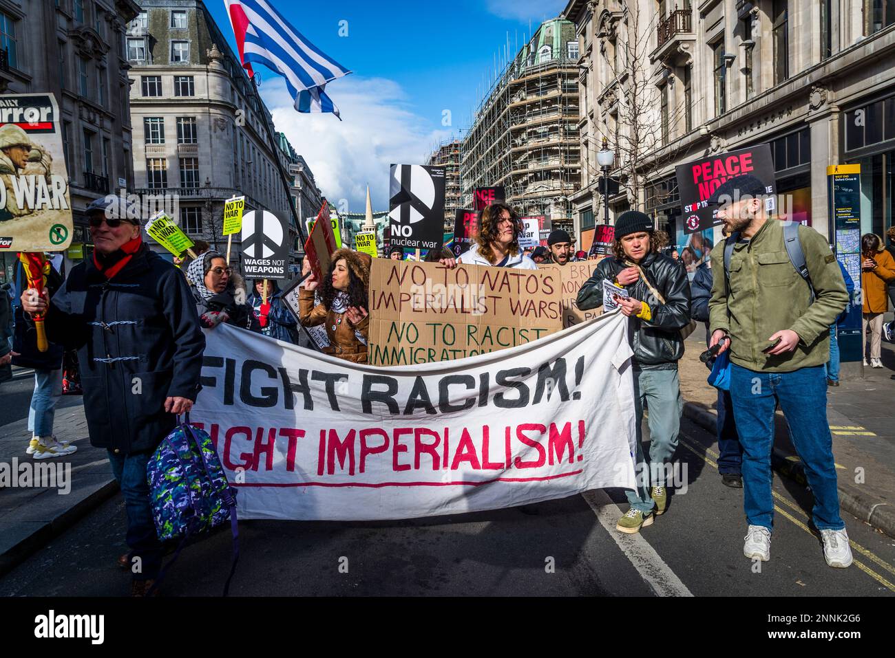 Banner "Fight Racism, Fight Imperialism", Campagna per il disarmo nucleare (CND) e dimostrazione della coalizione Stop the War che chiede la fine della guerra Foto Stock