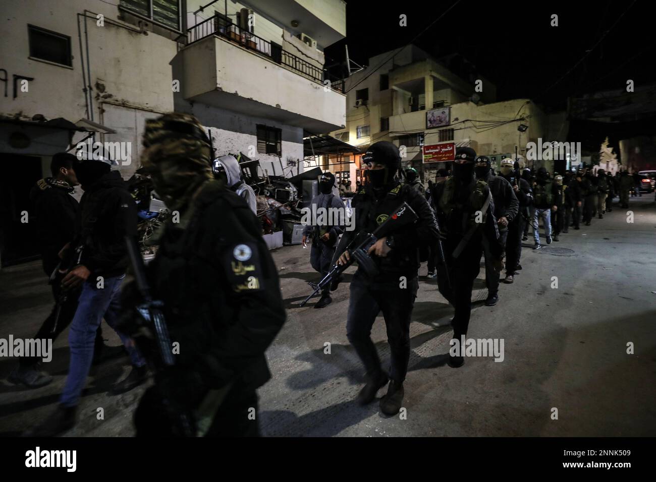 Jenin, territori palestinesi. 25th Feb, 2023. I militanti palestinesi pattugliano le strade durante una conferenza stampa organizzata da diversi gruppi militari nel campo profughi di Jenin in Cisgiordania, rifiutando il vertice di Aqaba. Il vertice si terrà domani, domenica, tra l'autorità palestinese, la Giordania, l'America e Israele nella città portuale giordana di Aqaba. Credit: Ayman Nobani/dpa/Alamy Live News Foto Stock