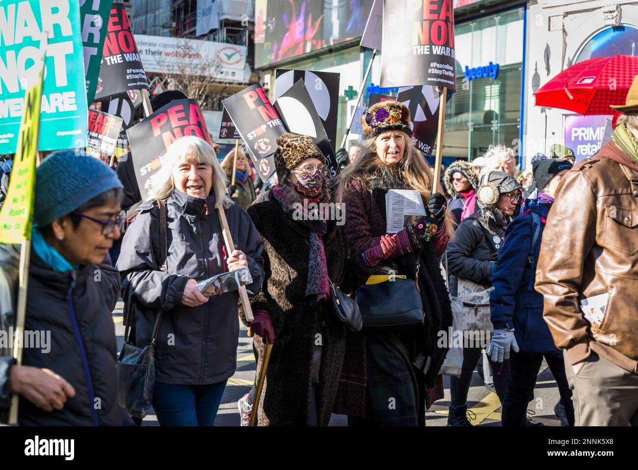 Campagna per il disarmo nucleare (CND) e dimostrazione della coalizione Stop the War che chiede la fine della guerra in Ucraina, Piccadilly Circus, , Londra, Regno Unito Foto Stock