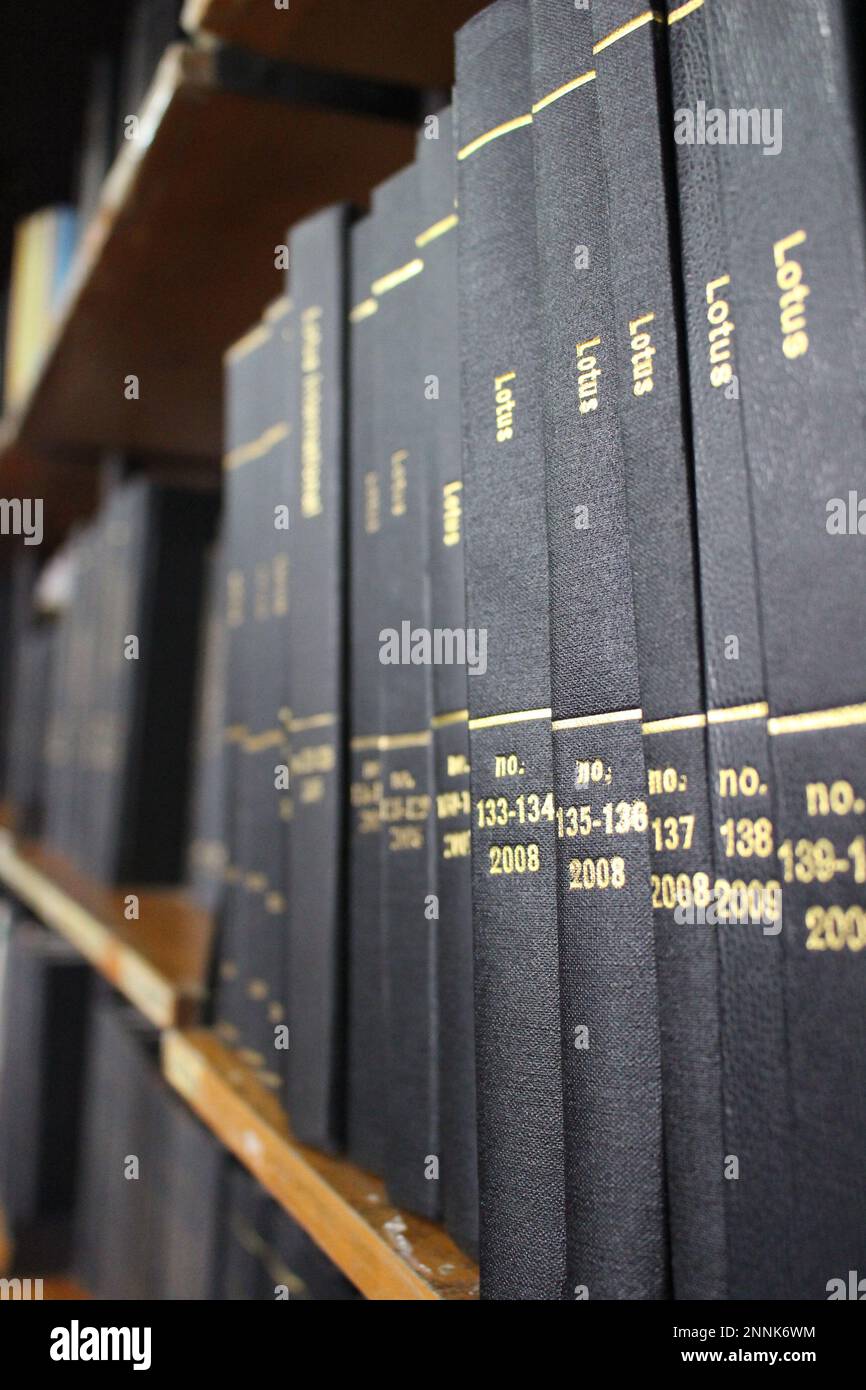 fila di libri neri e d'oro Foto Stock