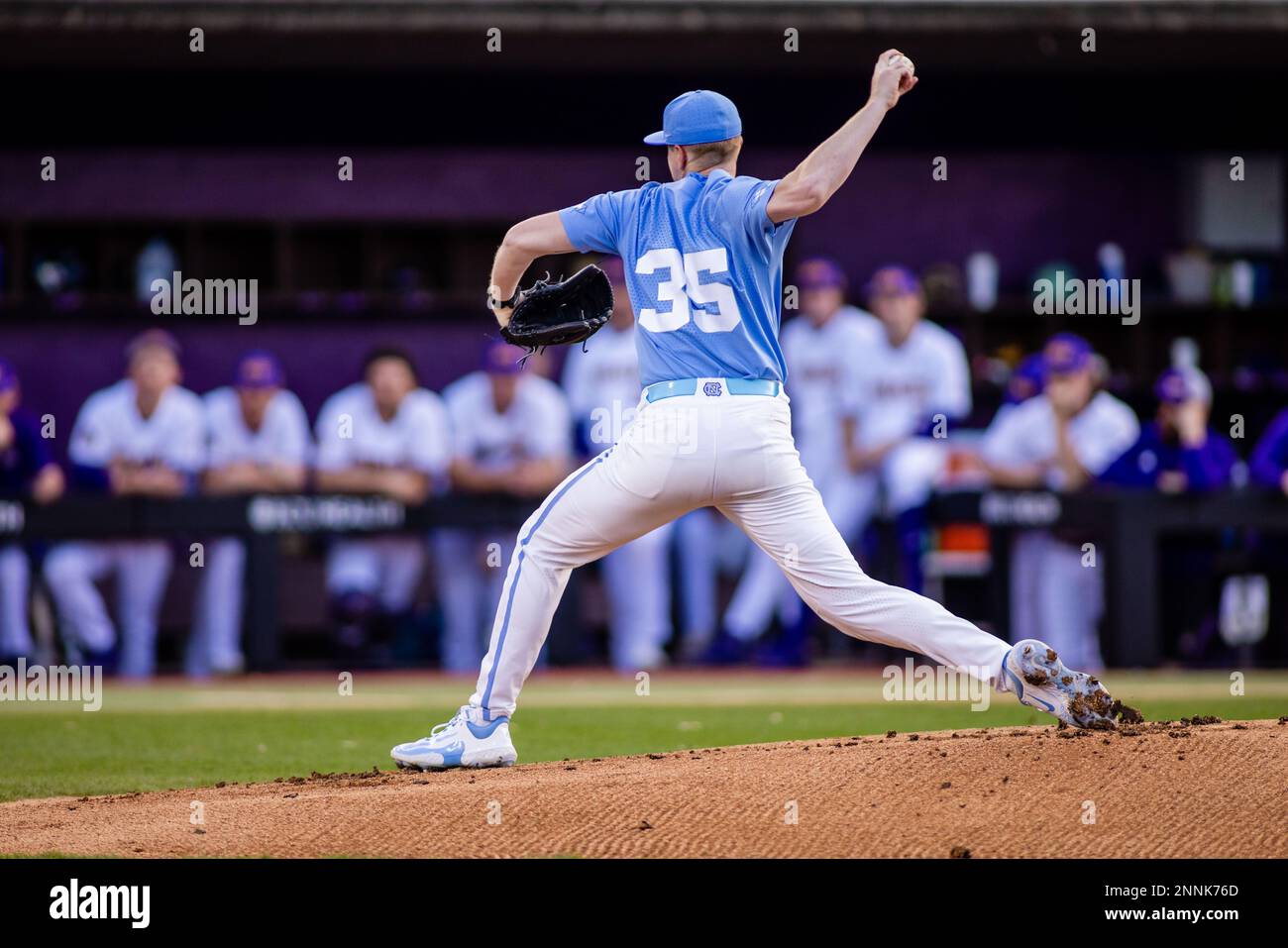 Greenville, North Carolina, Stati Uniti. 24th Feb, 2023. Il lanciatore Tar Heels della Carolina del Nord Max Carlson (35) inizia contro i pirati della Carolina dell'Est nel matchup di baseball NCAA al Clark Leclair Stadium di Greenville, NC. (Scott Kinser). Credit: csm/Alamy Live News Foto Stock