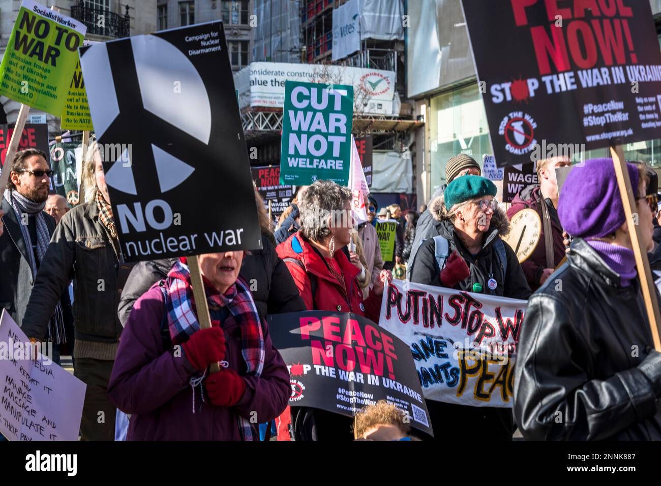 Campagna per il disarmo nucleare (CND) e dimostrazione della coalizione Stop the War che chiede la fine della guerra in Ucraina, Piccadilly Circus, , Londra, Regno Unito Foto Stock