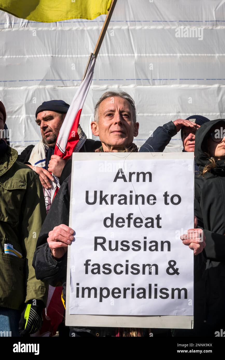 Contro-manifestanti pro-Ucraina guidati dal militante Peter Tatchell, Trafalgar Square, Londra, Regno Unito 25/02/2023 Foto Stock