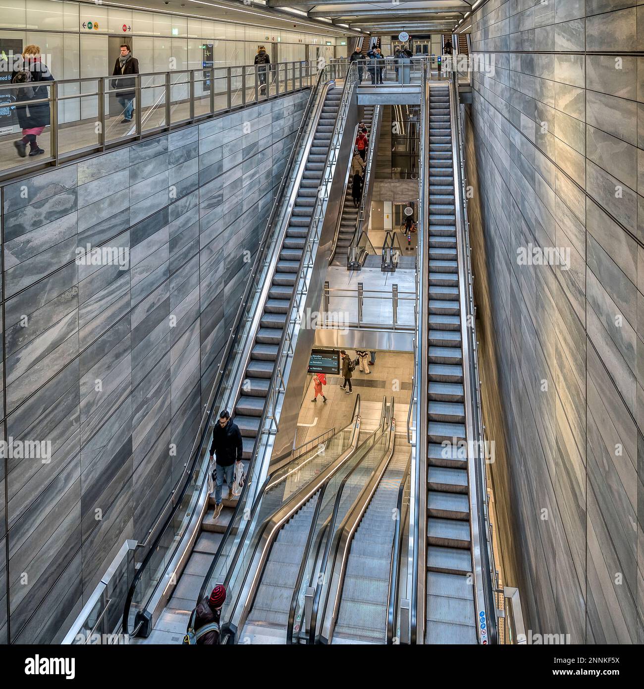 La scala mobile alla stazione della metropolitana Frederiksberg a Copenaghen, 18 febbraio 2023 Foto Stock