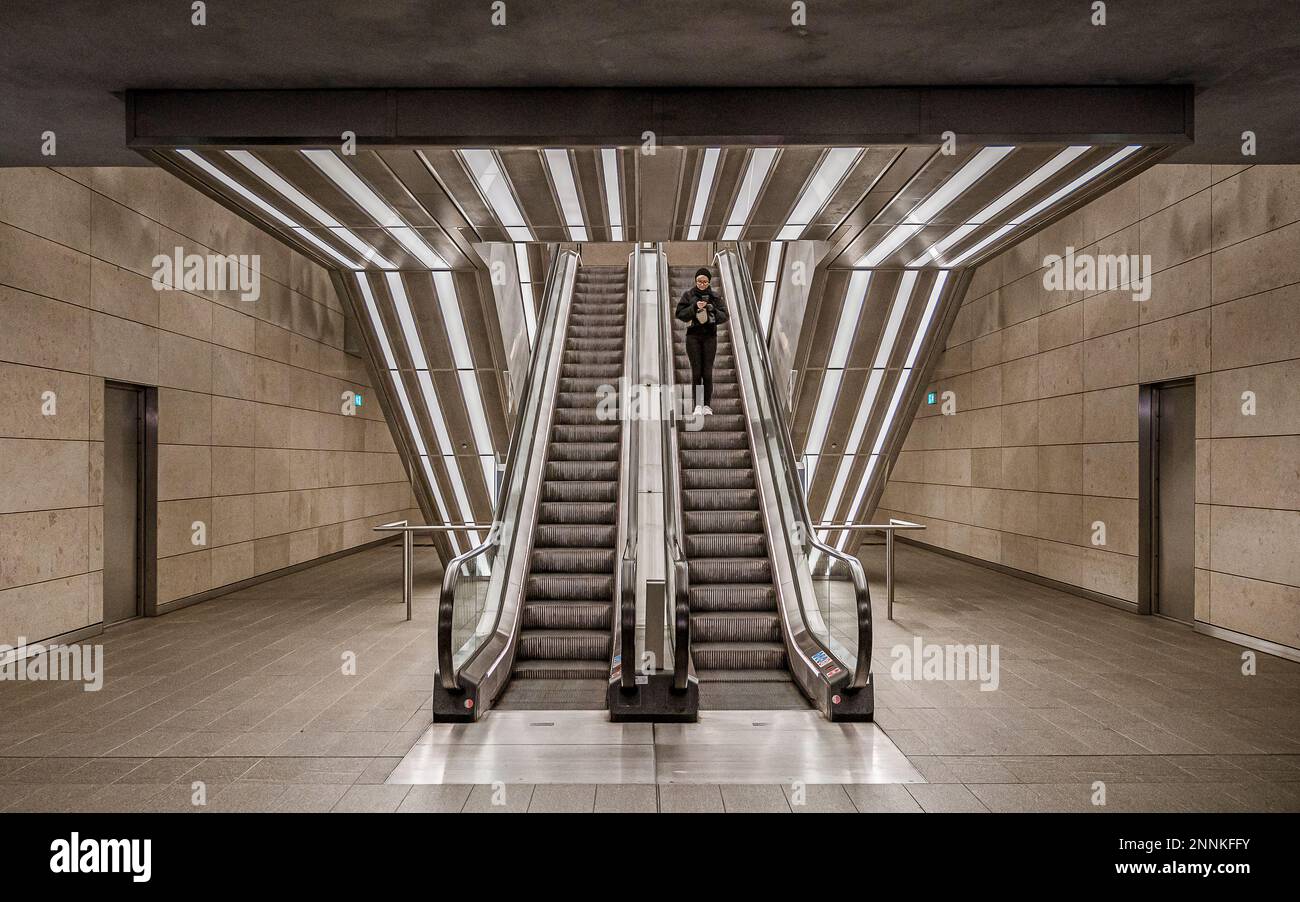 Ragazza in piedi nella scala mobile di una stazione della metropolitana nella linea metropolitana di Copenhagen Cirkel, 18 febbraio 2023 Foto Stock