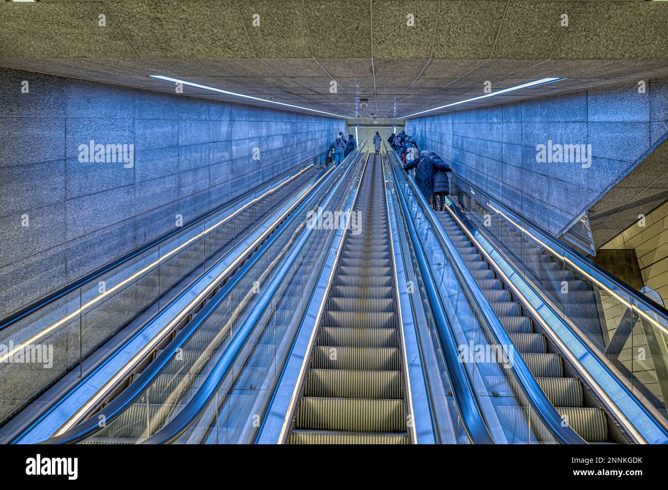 Salire sulla scala mobile alla stazione della metropolitana Gammel Strand a Copenaghen, 18 febbraio 2023 Foto Stock
