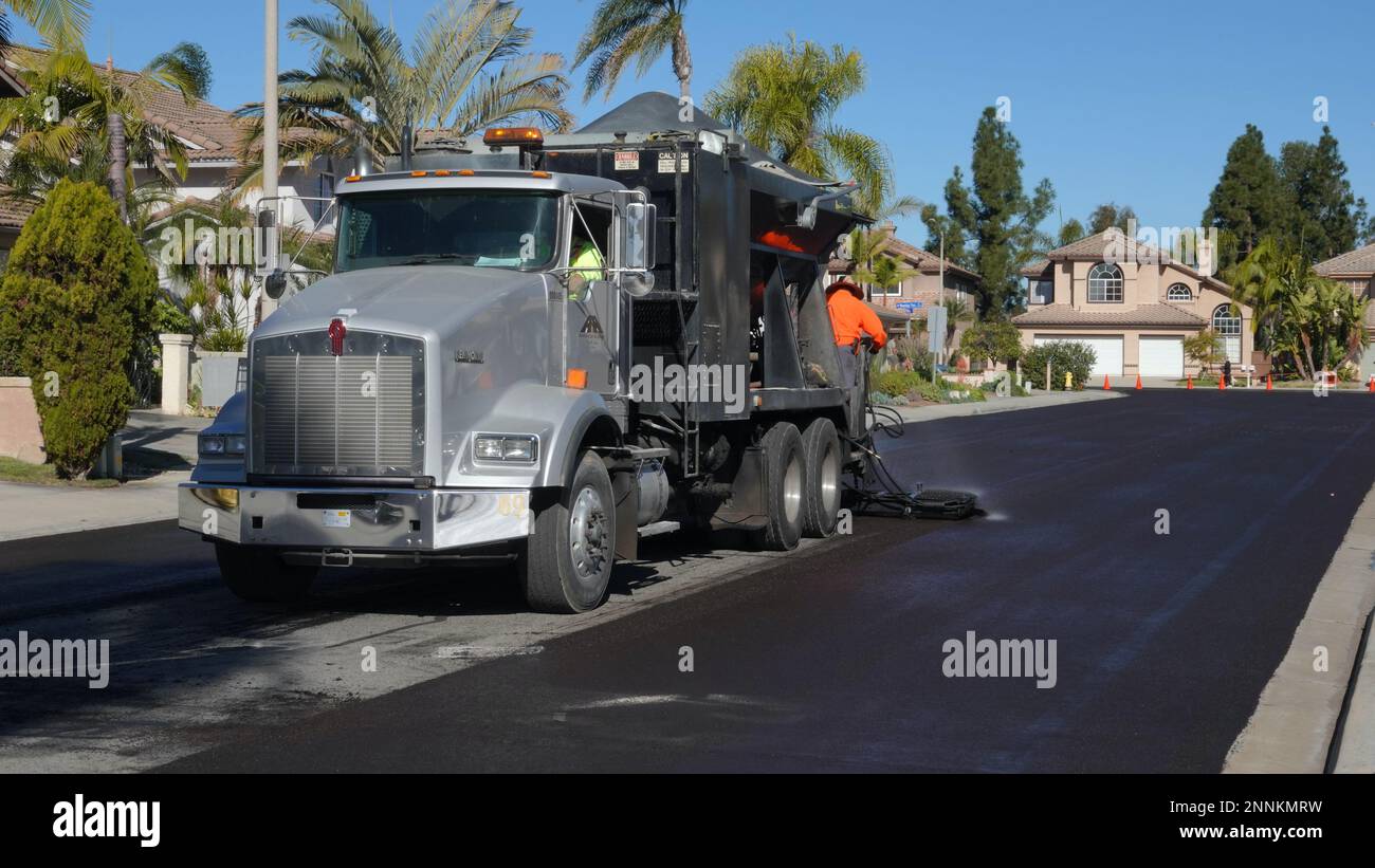 Vista, CA USA - Febbraio 6 2023: Un camion RoadSaver IIIG che applica la guarnizione di liquame su una strada residenziale Foto Stock