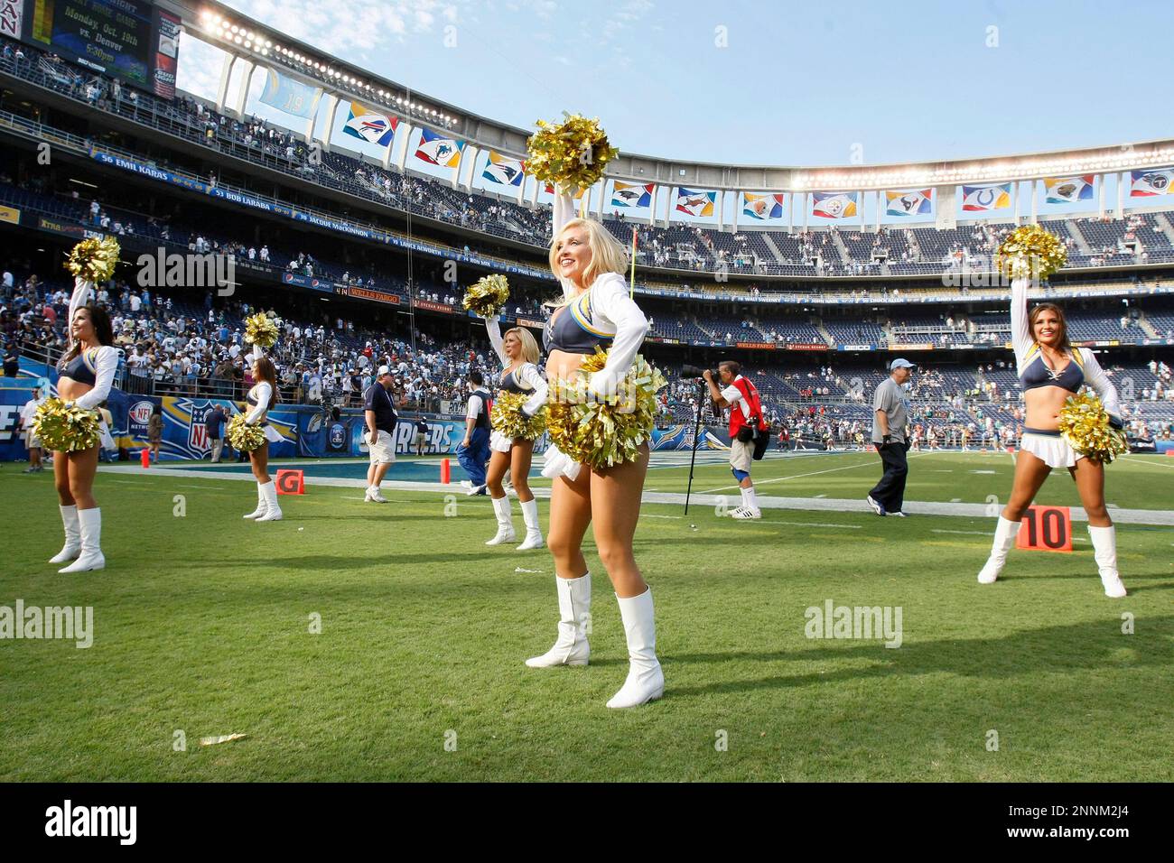 27 September 2009: Charger Cheerleaders during the NFL regular season game between the Miami Dolphins and the San Diego Chargers at Qualcomm Stadium in San Diego, CA. (Icon Sportswire via AP Images) Foto Stock