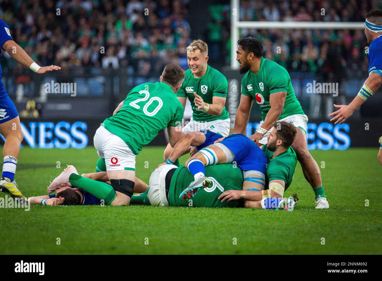 Roma, Italia. 25 Feb 2023. Irlanda Scrum Half Craig Casey (centro) e Bundee Aki (destra). Italia vs Irlanda, sei Nazioni Rugby. Stadio Olimpico. Roma, Italia. 25 Feb 2023. Foto Stock