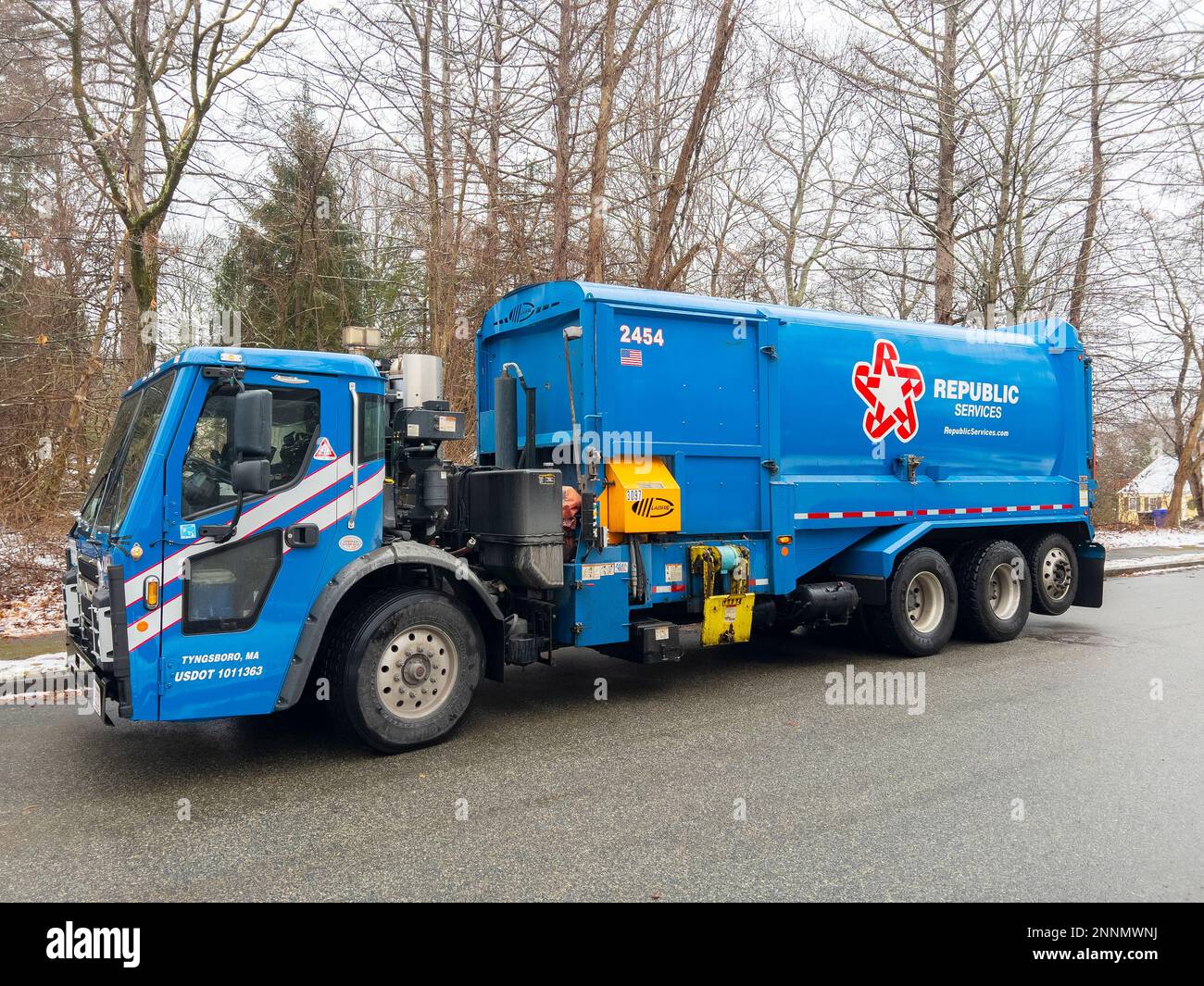 Republic Services Garbage Truck raccogliere i rifiuti e riciclare i bidoni della polvere nella comunità suburbana in Massachusetts, ma, USA. Foto Stock