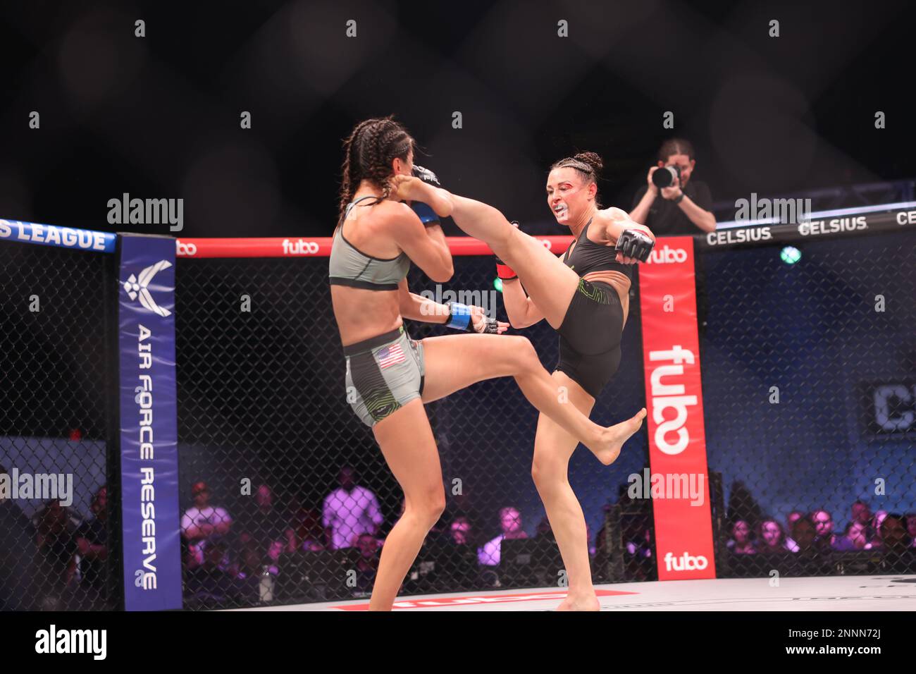 ORLANDO, FL - Febbraio 24 Kaytlin Neil sbarca un headlock su Katherine Corogenes durante la settimana 5 della PFL Challenger Series il 24 Febbraio 2023 agli Universal Studios di Orlando, Florida. (Foto di Aaron Litz/PxImages) Foto Stock