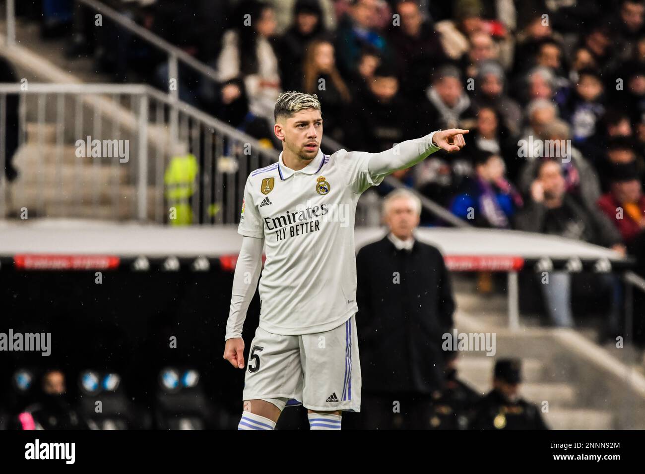 MADRID, SPAGNA - 25 FEBBRAIO: Fede Valverde del Real Madrid CF parlare con un altro giocatore durante la partita tra Real Madrid CF e Atletico de Madrid CF della Liga Santander il 25 febbraio 2022 allo stadio Santiago Bernabeu, a Madrid, Spagna. (Foto daSamuel Carreño/PxImages) Foto Stock