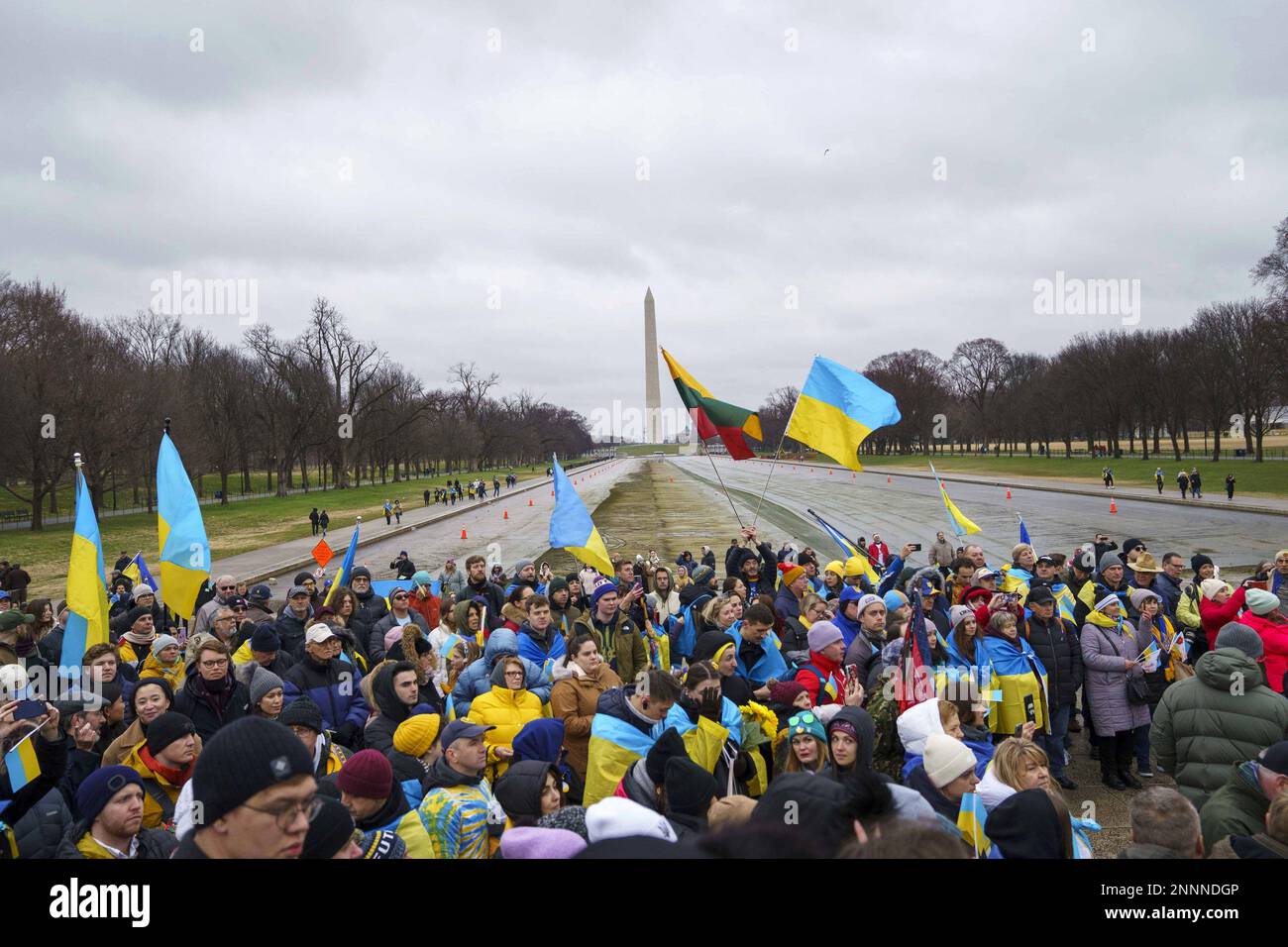 Washington, Stati Uniti. 25th Feb, 2023. I sostenitori e i membri della comunità Ucraina si riuniscono per celebrare il primo anniversario dell'invasione russa dell'Ucraina al Lincoln Memorial di Washington, DC sabato 25 febbraio 2023. La scorsa settimana, il presidente Joe Biden si è recato in Ucraina per incontrare il presidente ucraino Volodymr Zeleneksy per evidenziare il continuo sostegno degli Stati Uniti contro l'invasione della Russia. Foto di Bonnie Cash/UPI Credit: UPI/Alamy Live News Foto Stock