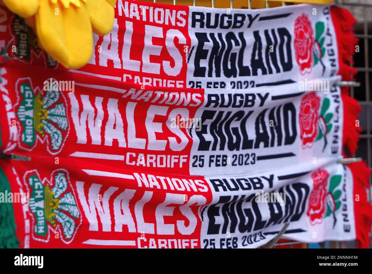 I cimeli del Galles contro l'Inghilterra sono in vendita a Cardiff prima del gioco di rugby delle sei nazioni. Foto Stock