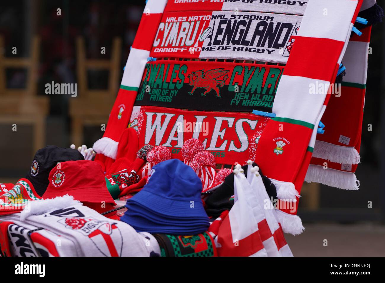 I cimeli del Galles contro l'Inghilterra sono in vendita a Cardiff prima del gioco di rugby delle sei nazioni. Foto Stock
