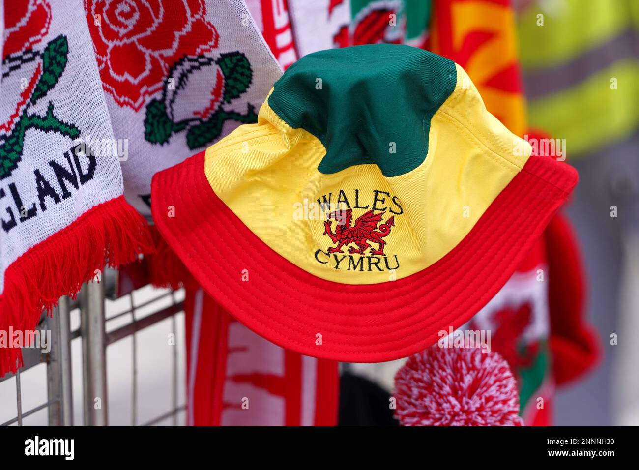 I cimeli del Galles contro l'Inghilterra sono in vendita a Cardiff prima del gioco di rugby delle sei nazioni. Foto Stock