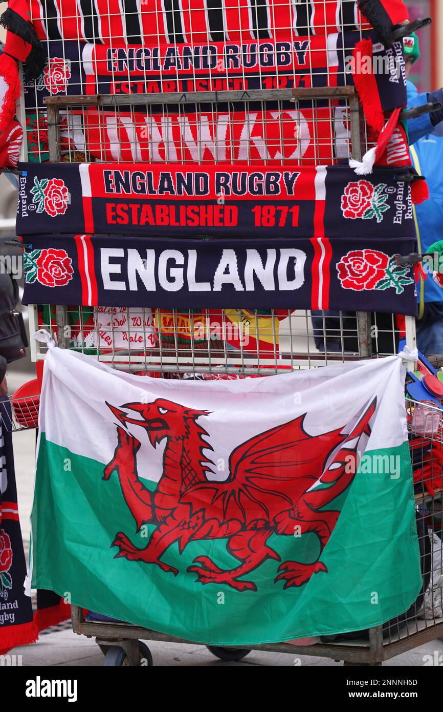 I cimeli del Galles contro l'Inghilterra sono in vendita a Cardiff prima del gioco di rugby delle sei nazioni. Foto Stock