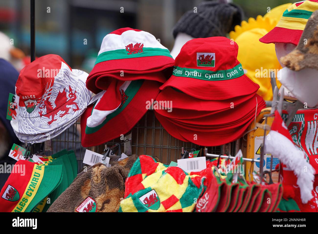 I cimeli del Galles contro l'Inghilterra sono in vendita a Cardiff prima del gioco di rugby delle sei nazioni. Foto Stock