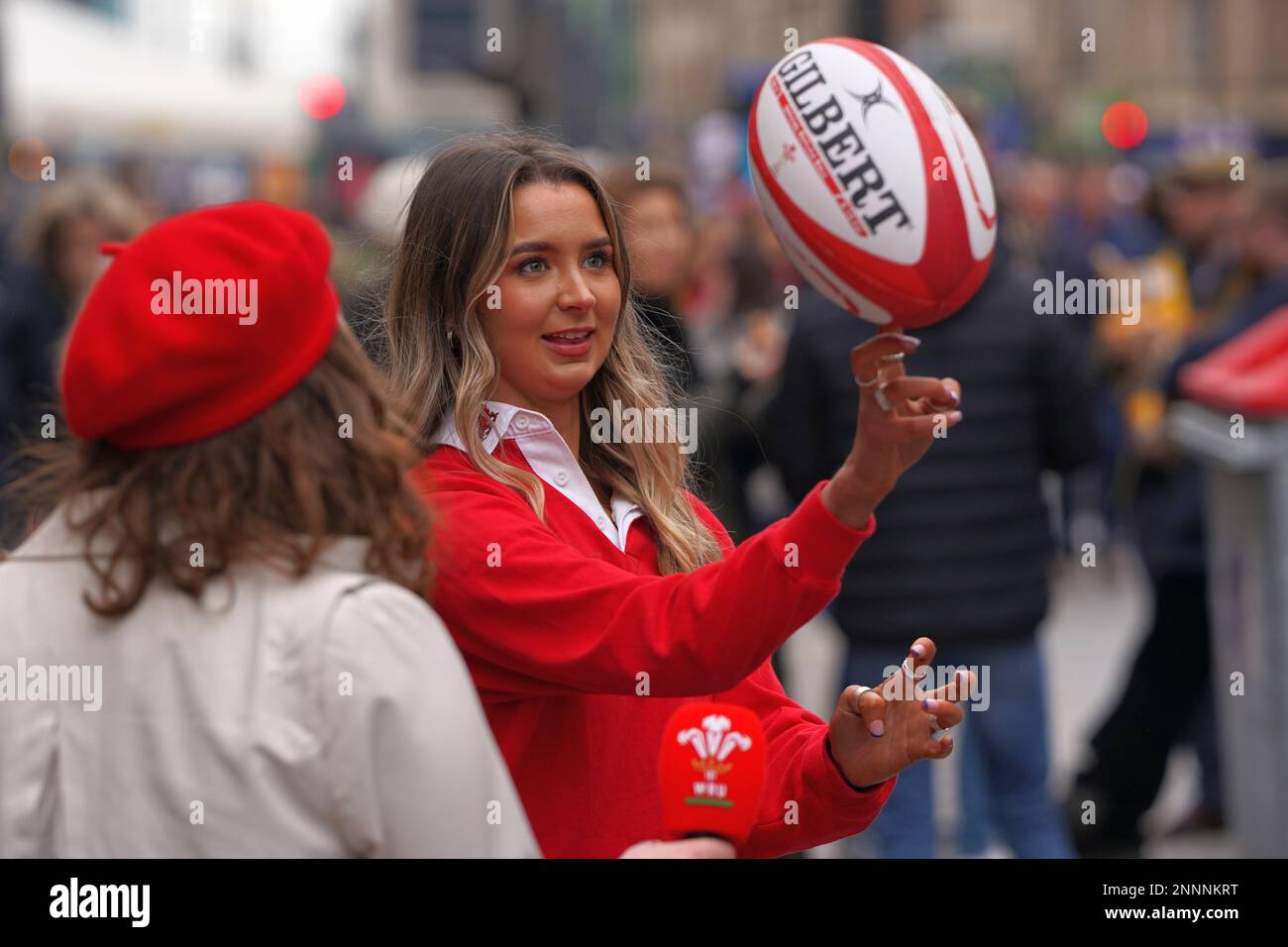 Gli appassionati di Galles e Inghilterra si godono l'atmosfera di Cardiff prima della partita di rugby delle sei nazioni. Foto Stock