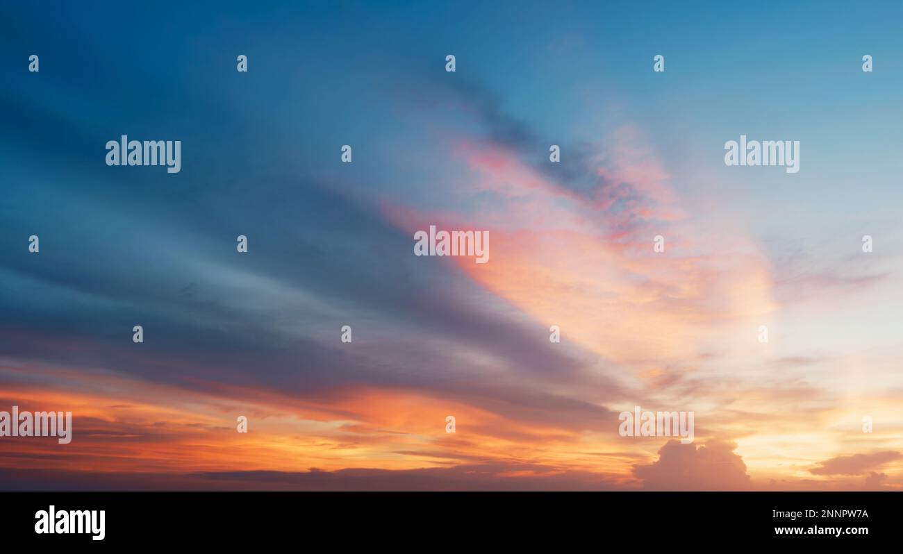 Delicato colore pastello Sky. Sfondo di concetto di cielo colorato, tramonto drammatico con cielo di colore crepuscolo e nuvole. Libertà e culto concep cristiano Foto Stock