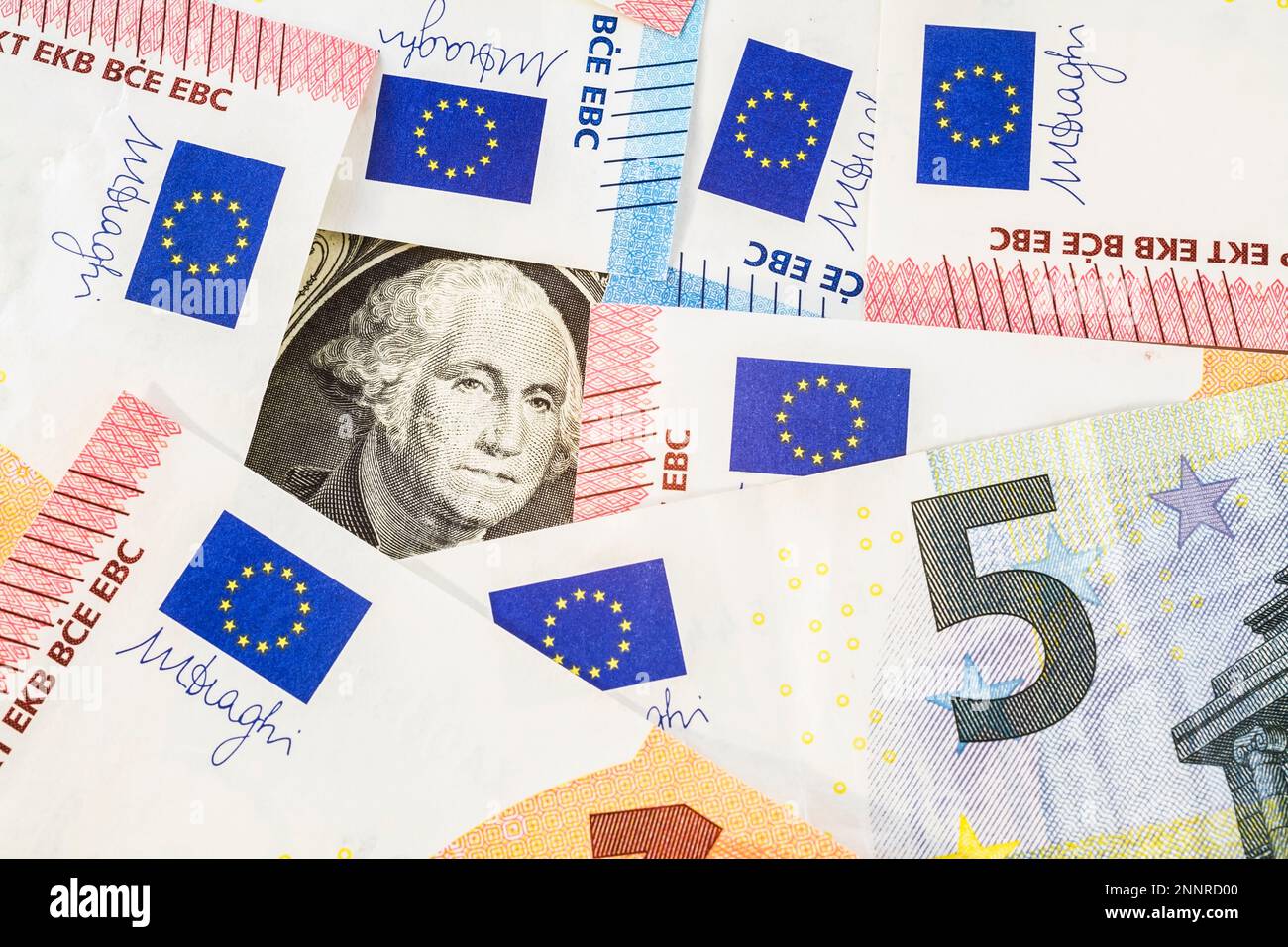 Ritratto di George Washington su un disegno di legge del dollaro degli Stati Uniti imballato dentro da dieci e cinque banconote di euro di taglio della valuta della carta. Foto Stock
