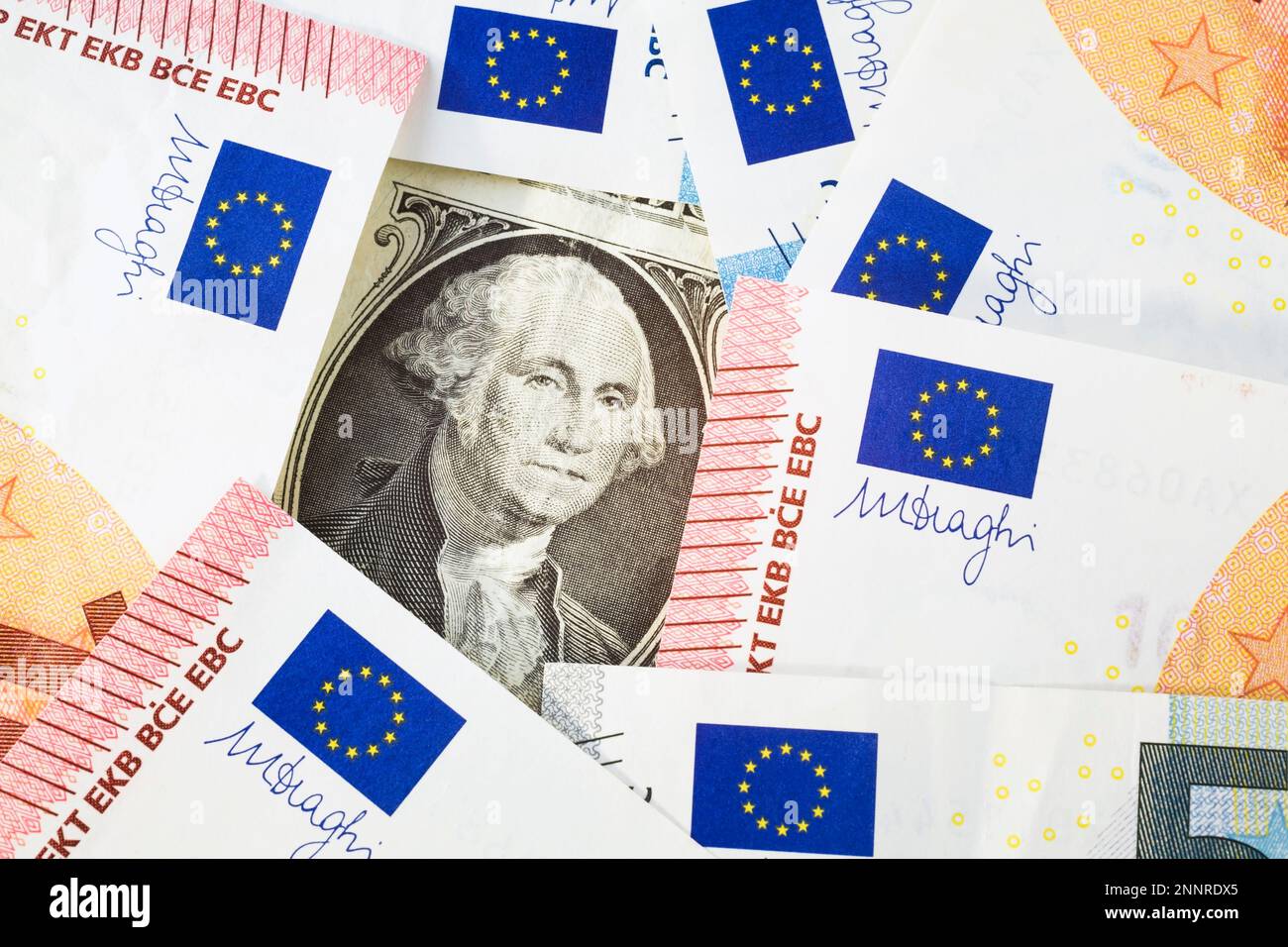 Ritratto di George Washington su un disegno di legge del dollaro degli Stati Uniti imballato dentro da dieci e cinque banconote di euro di taglio della valuta della carta. Foto Stock