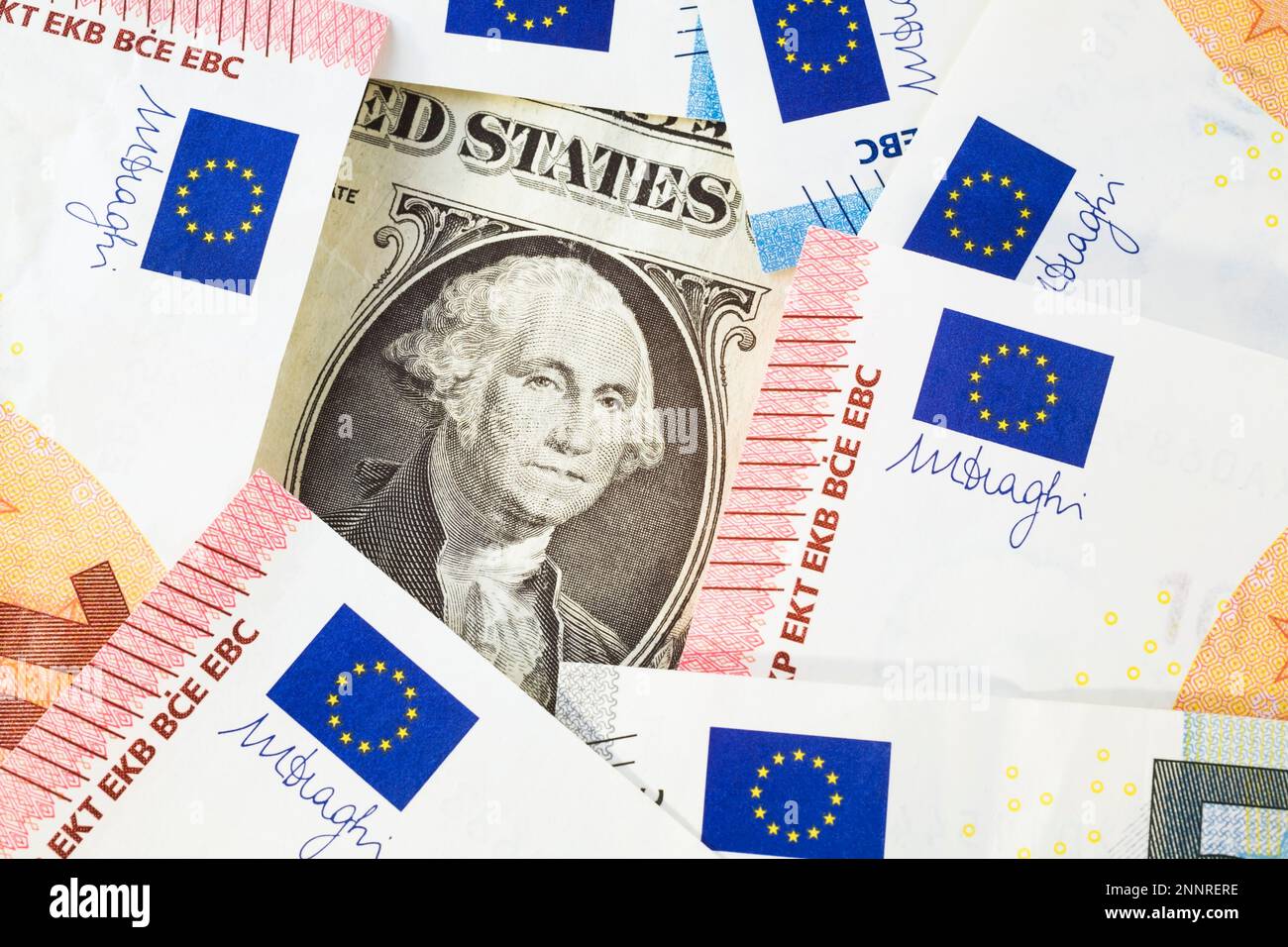 Ritratto di George Washington su un disegno di legge del dollaro degli Stati Uniti imballato dentro da dieci e cinque banconote di euro di taglio della valuta della carta. Foto Stock