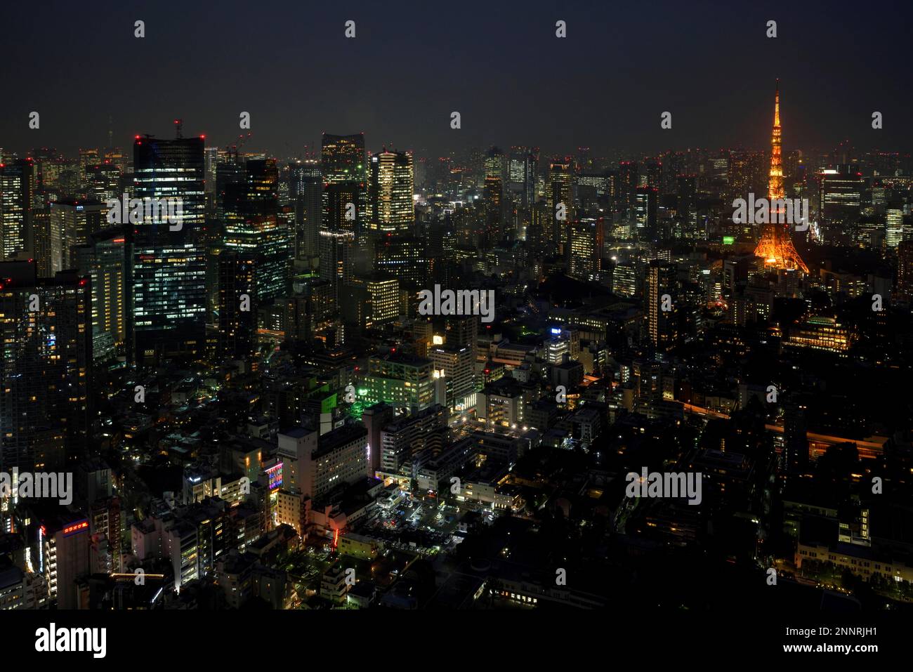 Vista dalla Mori-Tower alla città illuminata di notte con la Torre dei Toky, le colline di Rappongi, Tokyo, Giappone Foto Stock