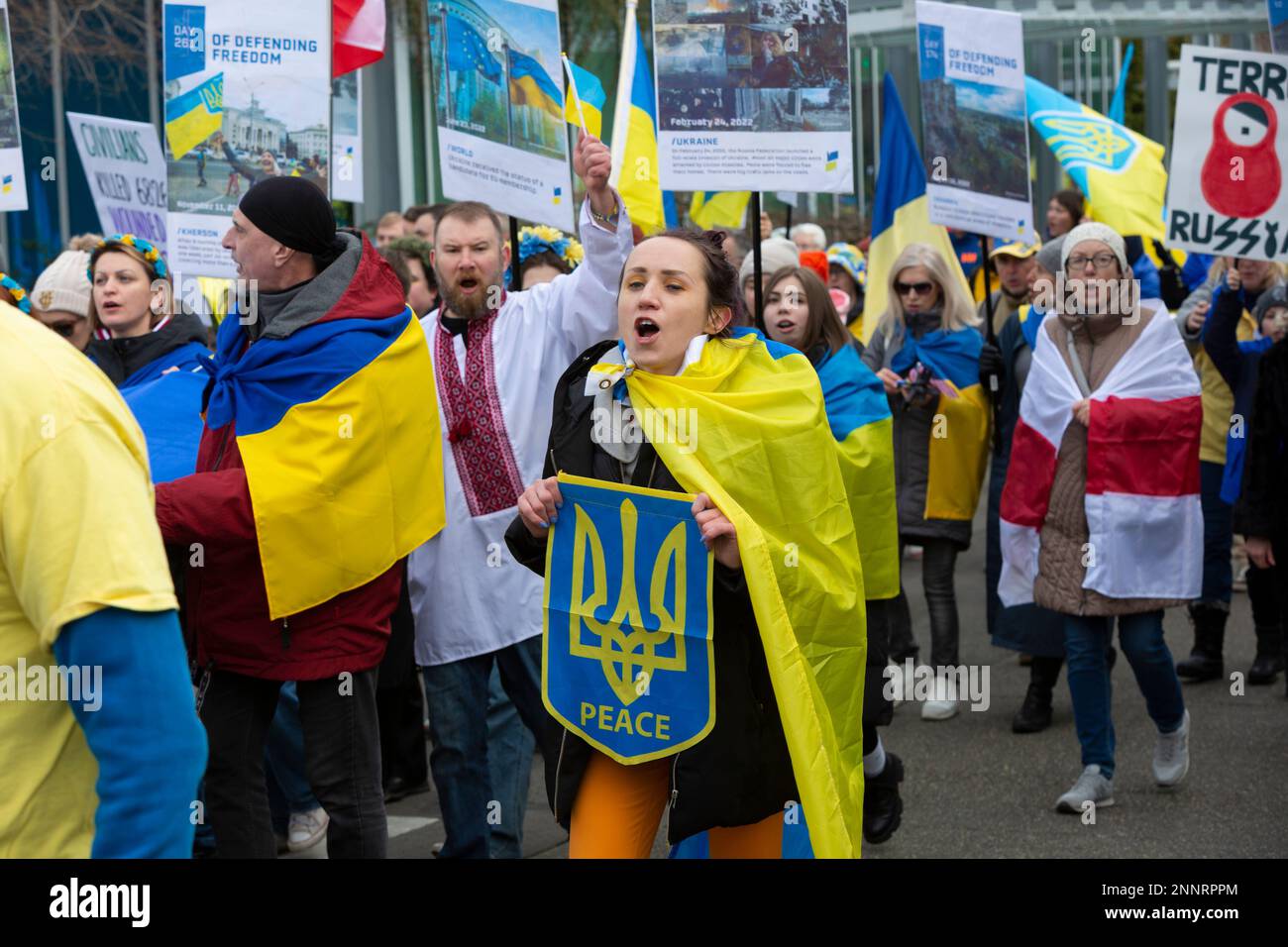 Seattle, Washington, Stati Uniti. 25th febbraio, 2023. I manifestanti arrivano al Seattle Center per un raduno in occasione del primo anniversario dell'invasione russa dell'Ucraina. Il rally “365 giorni di difesa della libertà” è stato organizzato dall’Associazione Ucraina dello Stato di Washington e dalla Chiesa Ucraina Ortodossa di Seattle. Credit: Paul Christian Gordon/Alamy Live News Foto Stock