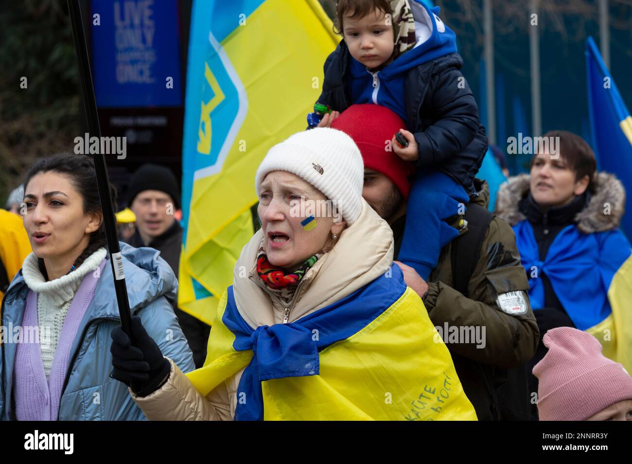 Seattle, Washington, Stati Uniti. 25th febbraio, 2023. I manifestanti arrivano al Seattle Center per un raduno in occasione del primo anniversario dell'invasione russa dell'Ucraina. Il rally “365 giorni di difesa della libertà” è stato organizzato dall’Associazione Ucraina dello Stato di Washington e dalla Chiesa Ucraina Ortodossa di Seattle. Credit: Paul Christian Gordon/Alamy Live News Foto Stock