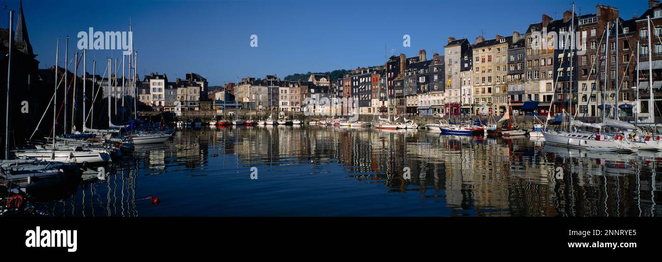 Riflessione di edifici in acqua, Honfleur, Normandia, Calvados, Francia Foto Stock