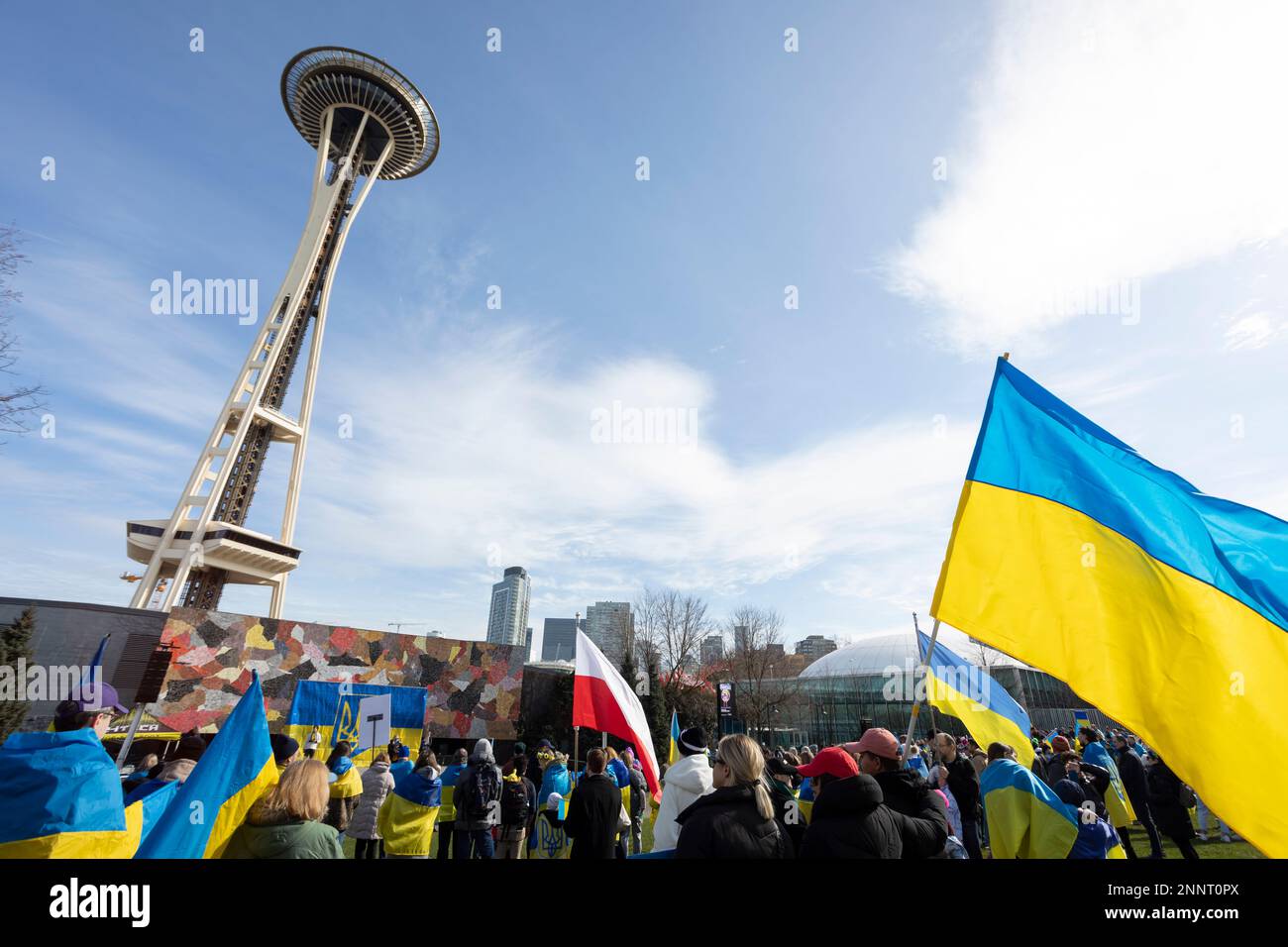 Seattle, Washington, Stati Uniti. 25th febbraio, 2023. Il Seattle Center è inondato di bandiere ucraine mentre centinaia di sostenitori si riuniscono per celebrare il primo anniversario dell'invasione russa dell'Ucraina. Il rally “365 giorni di difesa della libertà” è stato organizzato dall’Associazione Ucraina dello Stato di Washington e dalla Chiesa Ucraina Ortodossa di Seattle. Credit: Paul Christian Gordon/Alamy Live News Foto Stock