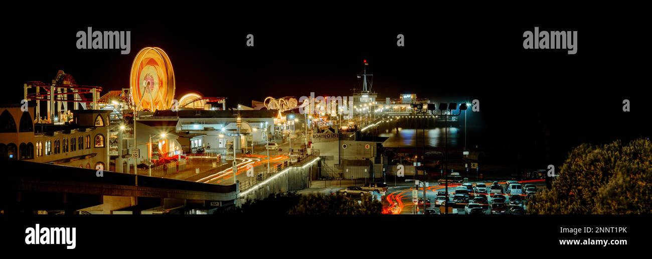 Lunga esposizione ripresa di ruota ferris di notte, Santa Monica Pier, Los Angeles County, California, Stati Uniti Foto Stock