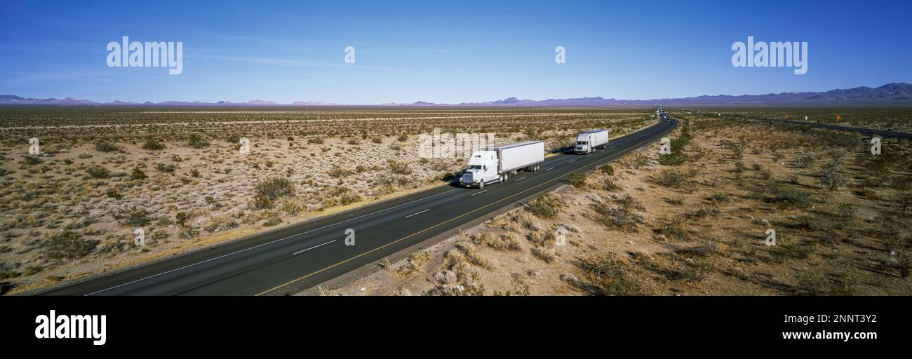 Traffico su strada nel deserto, autostrada 40, Mojave Desert, California, Stati Uniti Foto Stock