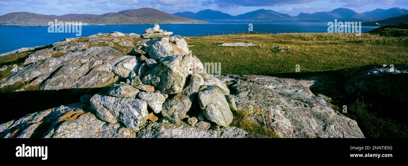 Cairn sulla cima di una collina costiera, Taransay, Harris del sud, Ebridi esterne, Scozia Foto Stock