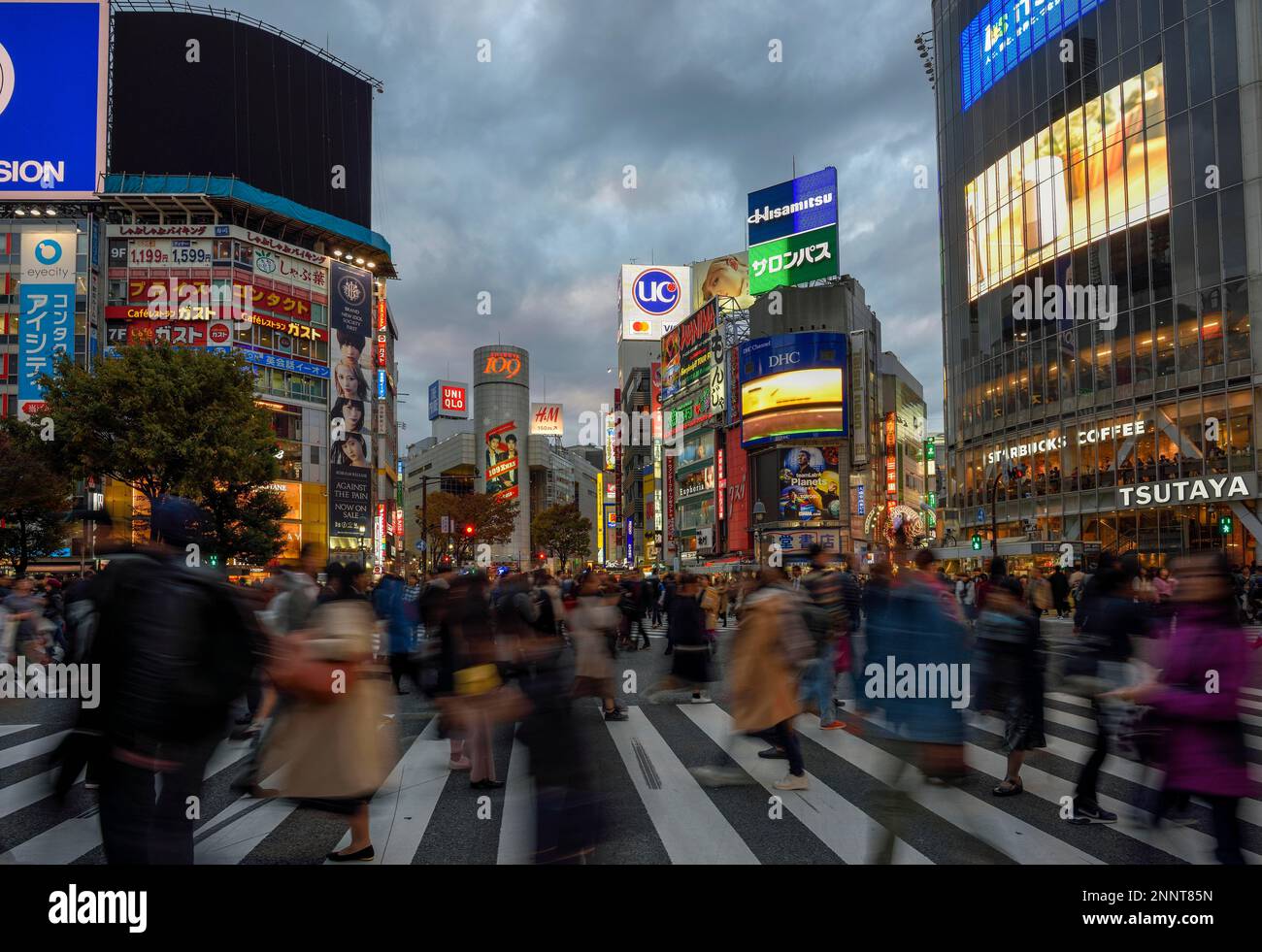 La gente attraversa il crocevia di Shibuya, crocevia più frequentata nel mondo, Shibuya, Tokyo, Giappone Foto Stock