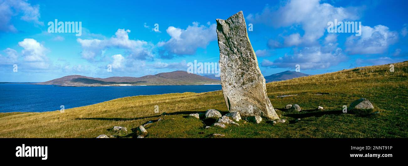 Vista del Leoid di Clach Mhic (Macleods Stone), Scarista, Harris del Sud, Ebridi esterne, Scozia Foto Stock