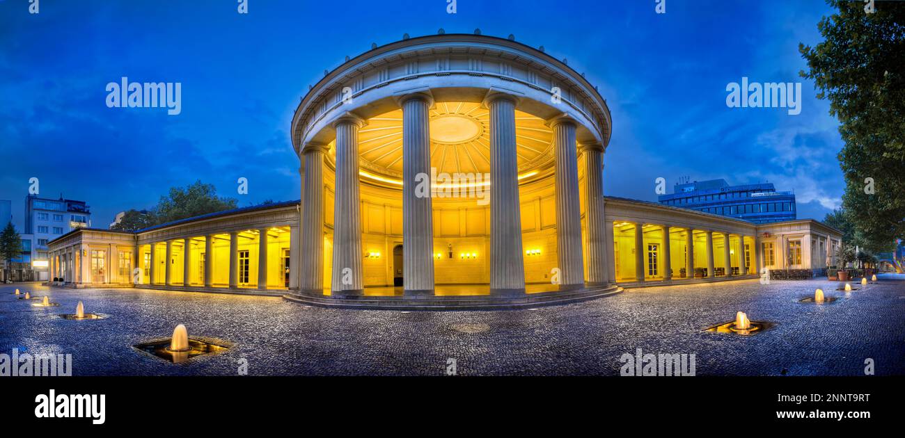 Fontane di fronte edificio illuminato, Elisenbrunnen, Aquisgrana, Renania Settentrionale-Vestfalia, Germania Foto Stock