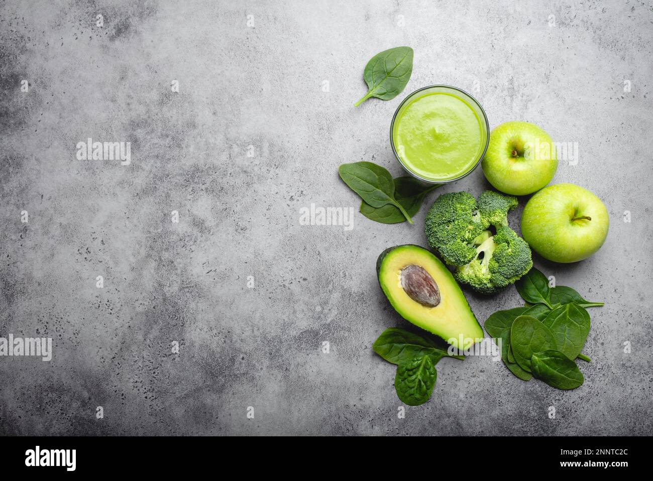 Ingredienti per preparare frullati verdi sani con broccoli, mele, avocado, spinaci, fondo di pietra. Mangiare pulito, piano di disintossicazione, dieta, perdita di peso Foto Stock