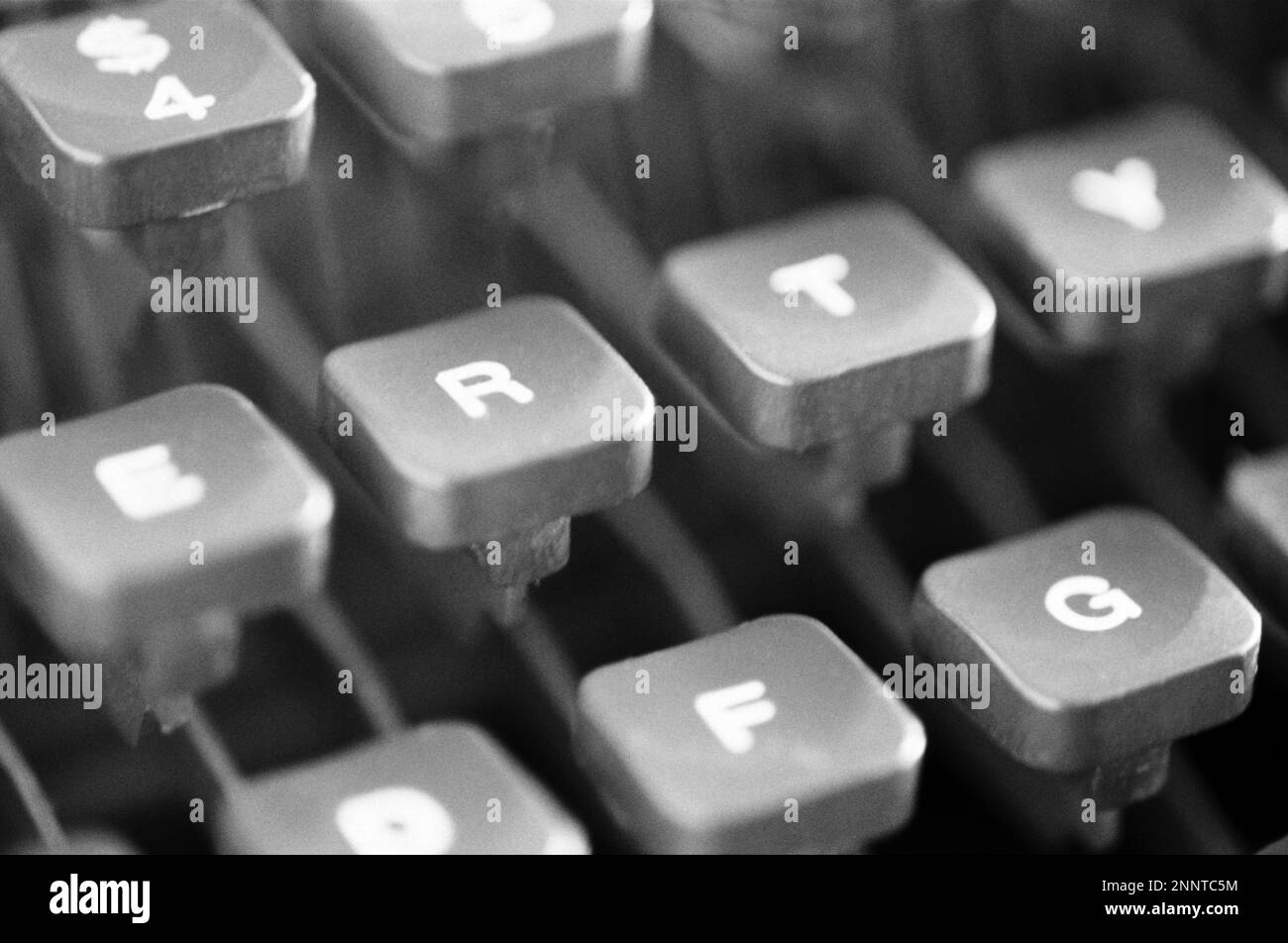 Primo piano dei tasti della macchina da scrivere in bianco e nero Foto Stock
