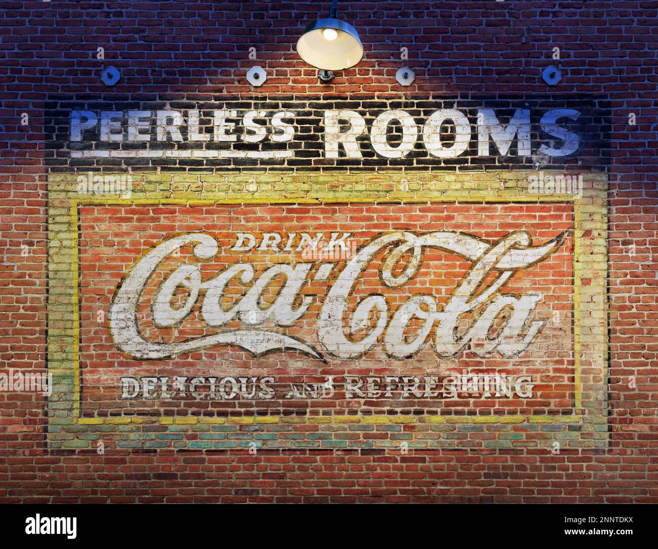 Full frame shot di muro di mattoni rossi con pubblicità soda Foto Stock
