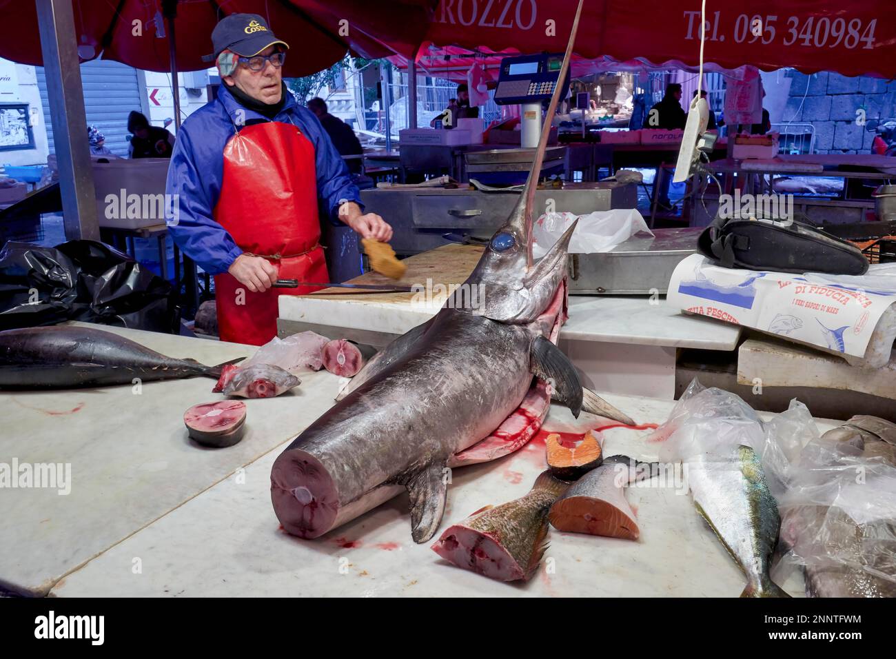 Piscaria, strada mercato giornaliero in Catania Sicilia Italia. Pesce fresco, carne e verdure Foto Stock