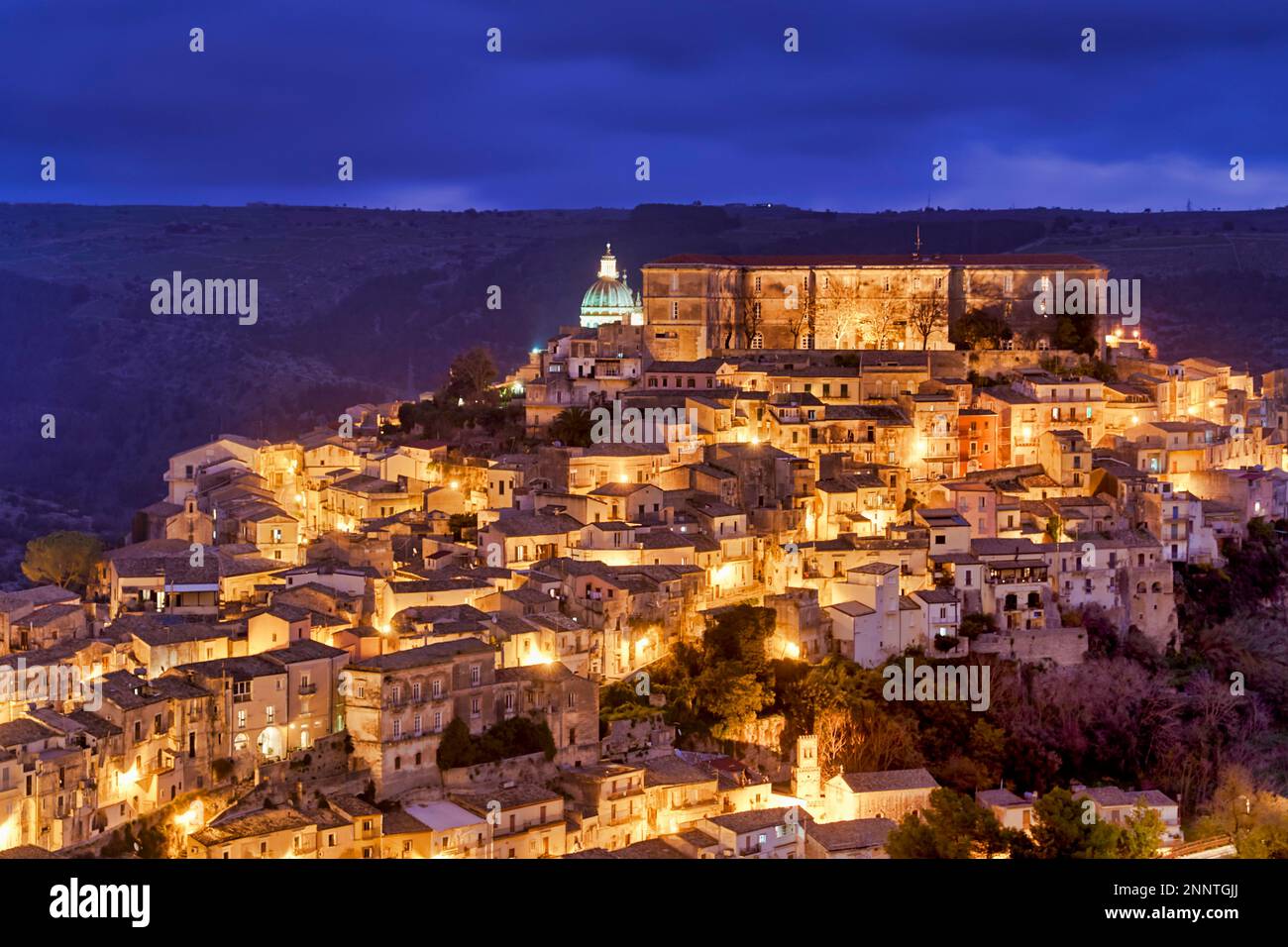 Panorama di Ragusa Ibla città vecchia al tramonto. Sicilia Italia Foto Stock