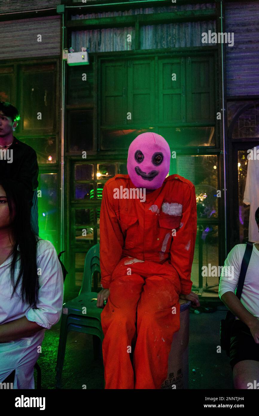 Bangkok, Thailandia. 25th Feb 2023. Baphoboy si pone per un ritratto durante il suo spettacolo 'FIRE EXIT - FIRE EXIST', una mostra di arte dello spettacolo alla Galleria Chang Chui vicino Bangkok, Thailandia il 25 febbraio 2023. Credit: Matt Hunt / Neato/Alamy Live News Foto Stock