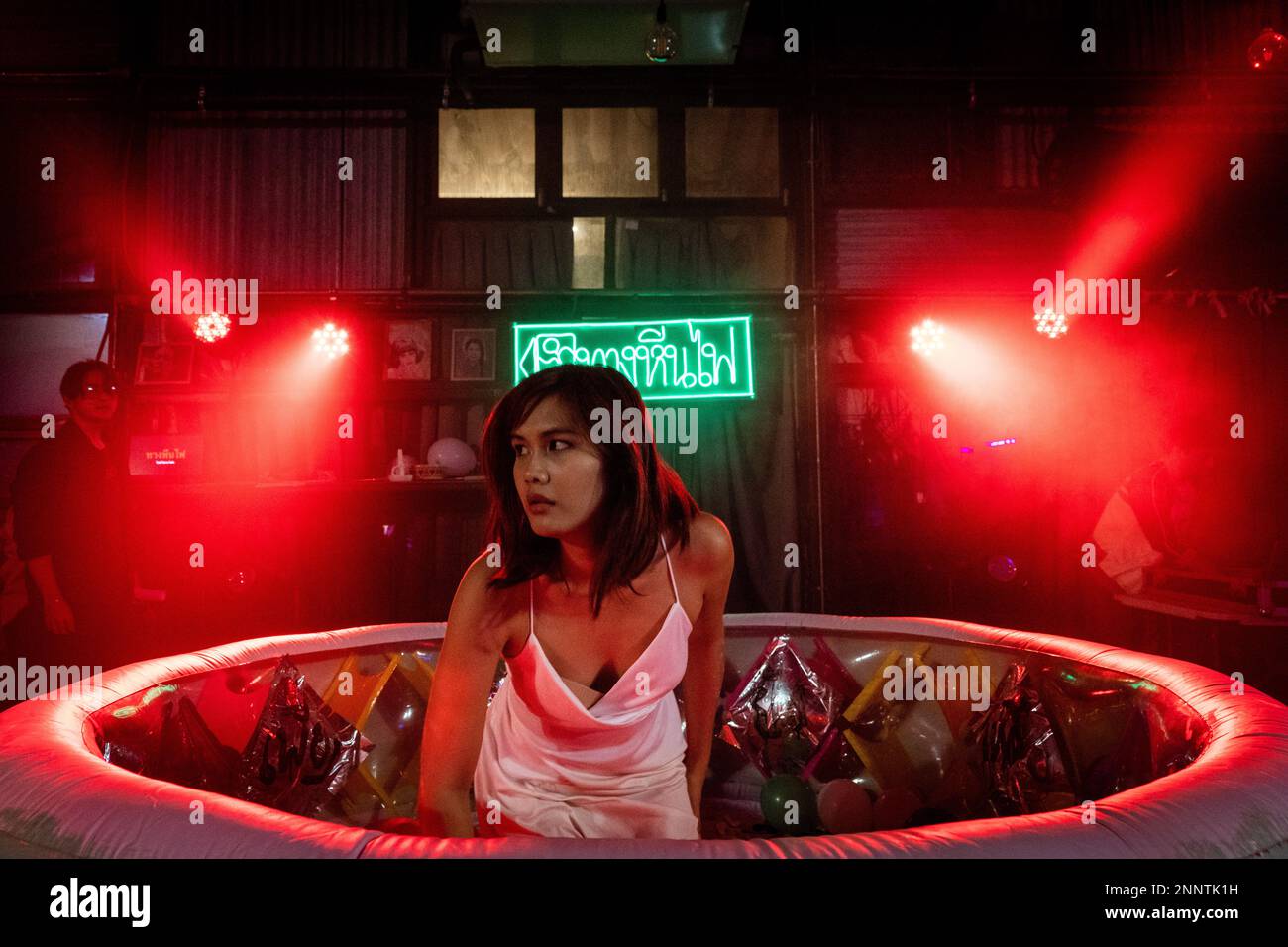 Bangkok, Thailandia. 25th Feb 2023. Un attore striscia fuori da una piscina gonfiabile durante 'FIRE EXIT - FIRE EXIST', una mostra d'arte dello spettacolo alla Galleria Chang Chui vicino a Bangkok, Thailandia il 25 febbraio 2023. Credit: Matt Hunt / Neato/Alamy Live News Foto Stock