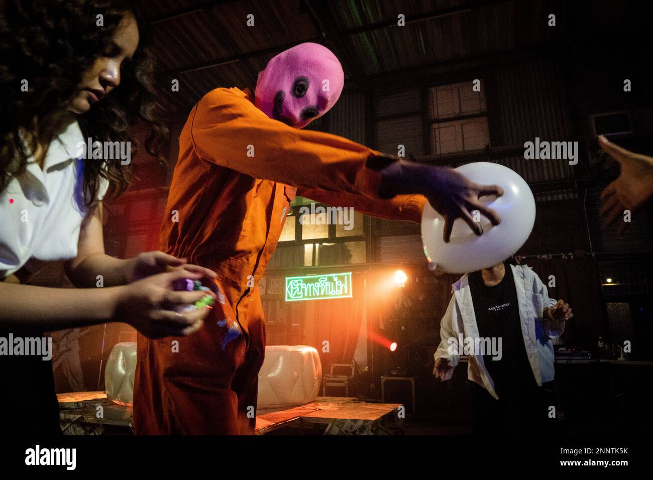 Bangkok, Thailandia. 25th Feb 2023. Baphoboy fa un giro in mongolfiera durante la "FIRE EXIT - FIRE EXIST", una mostra di arte dello spettacolo alla Galleria Chang Chui vicino a Bangkok, Thailandia, il 25 febbraio 2023. Credit: Matt Hunt / Neato/Alamy Live News Foto Stock
